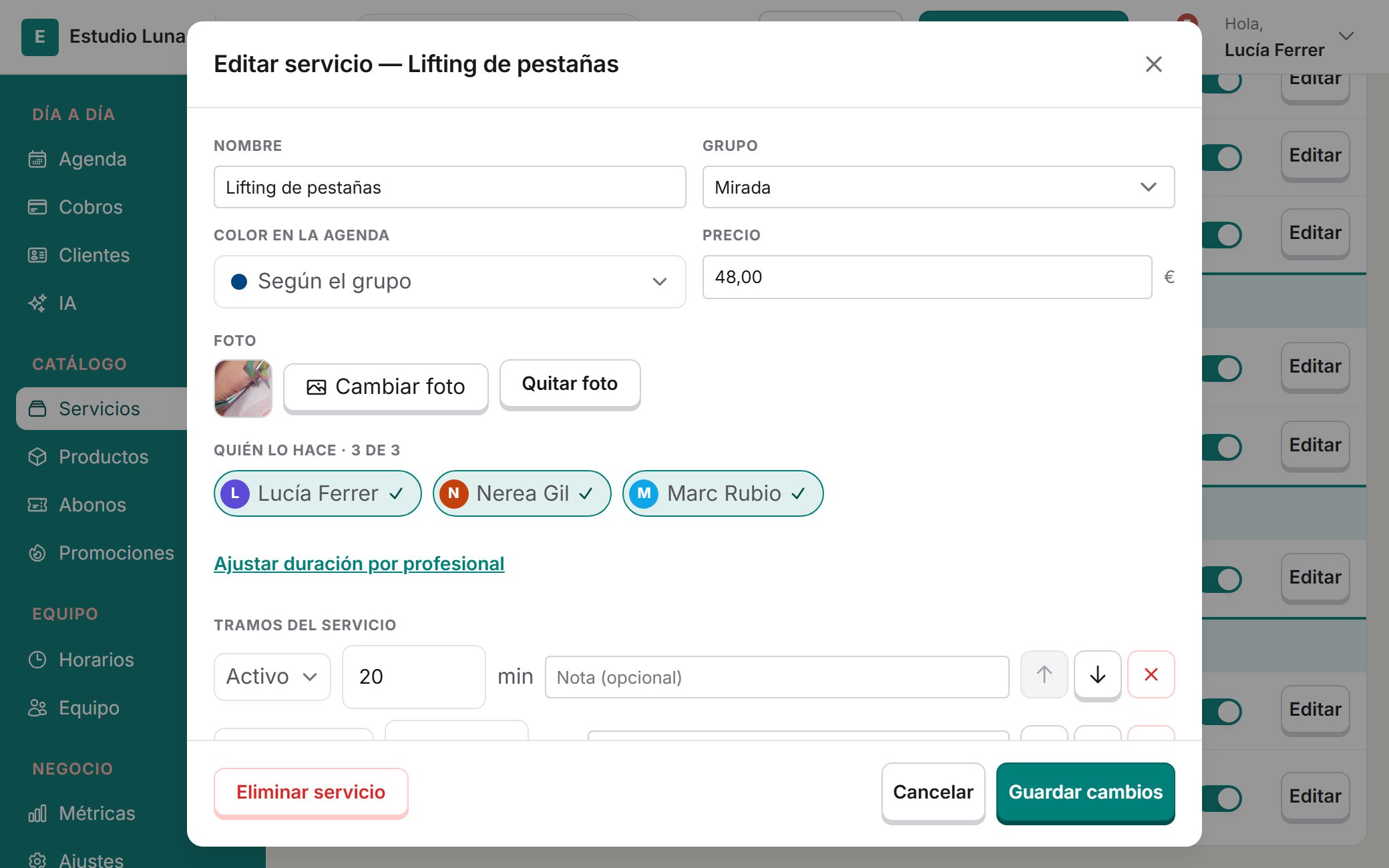 Ficha de un servicio con su duración, precio, profesionales y tramos
